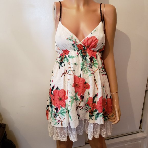 Forever 21 Dresses & Skirts - NWOT Forever 21 Beautiful Floral Dress.
